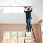 Jak montować karnisze sufitowe? Krok po kroku. jak montować karnisze sufitowe