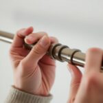 Jak odkręcić karnisz metalowy? Najlepsze metody jak odkręcić karnisz metalowy