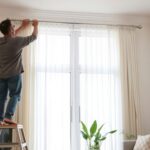 jak zamontować karnisz nad oknem