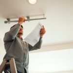 jak zamontować karnisz sufitowy